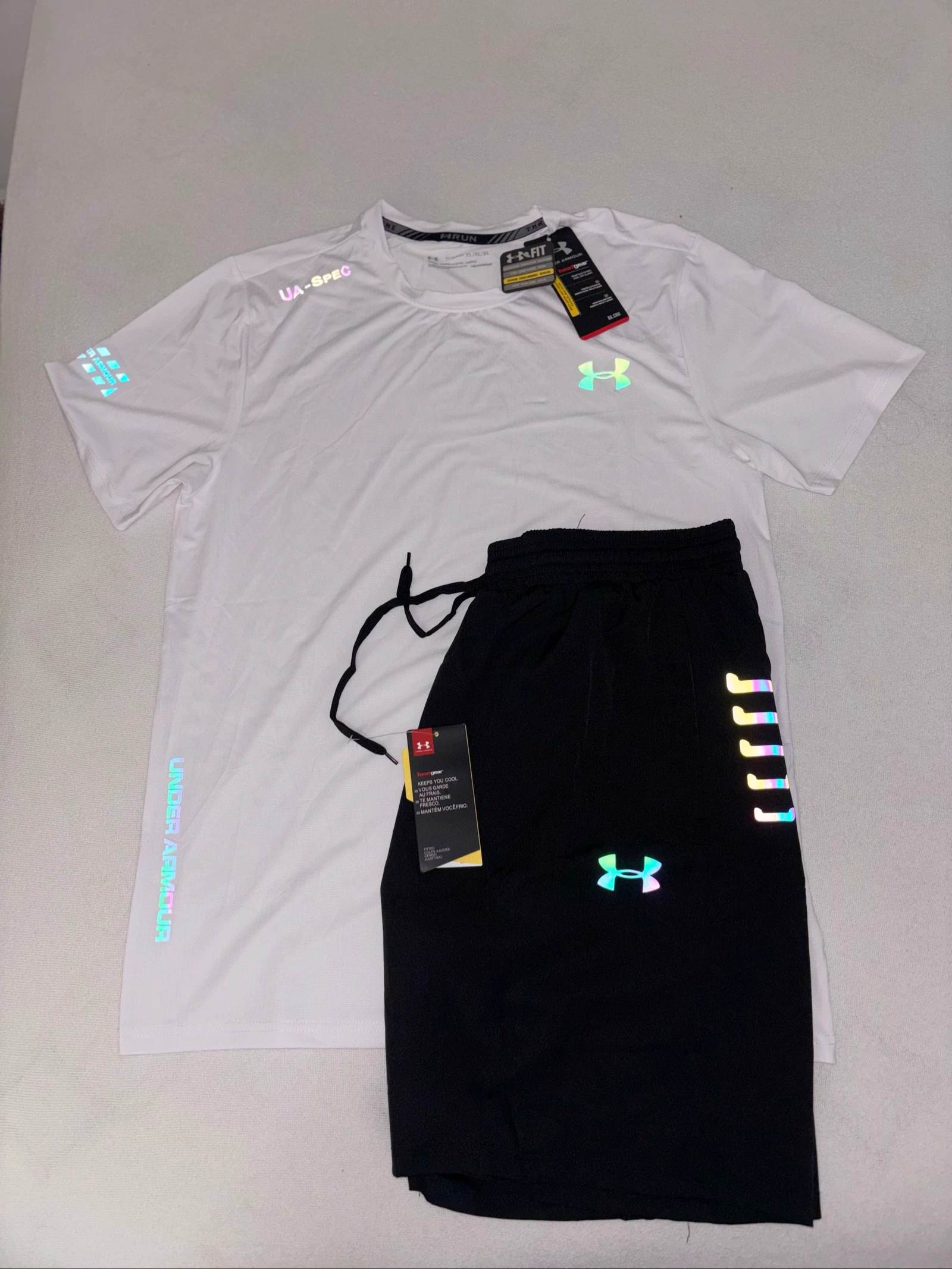 Chándal Under Armour camisa blanca + pantalón corto negro